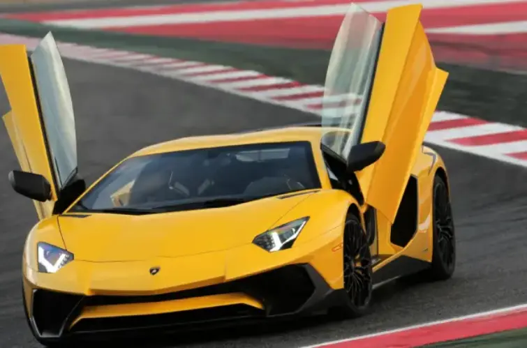 Dono de Lamborghini descobre que seu V12 usa peça de Ford Focus