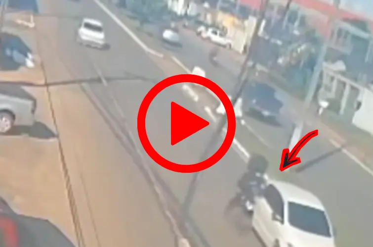 Vídeo flagra motoboy batendo em carro parado no semáforo em Porto Velho
