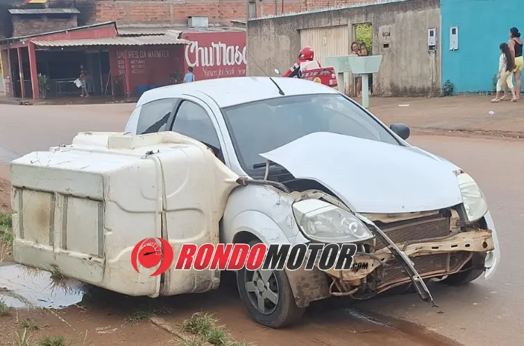 Reboque se solta de motocicleta e atinge carro na zona Leste de Porto Velho