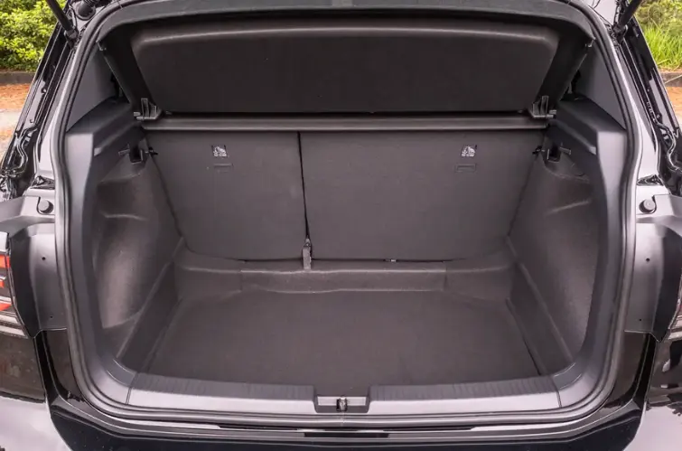 Concessionária instala abertura elétrica no porta-malas de Volkswagen T-Cross e Taos