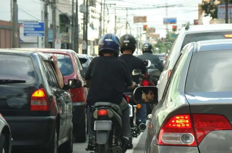 Motociclista pode andar no corredor sem ser multado?