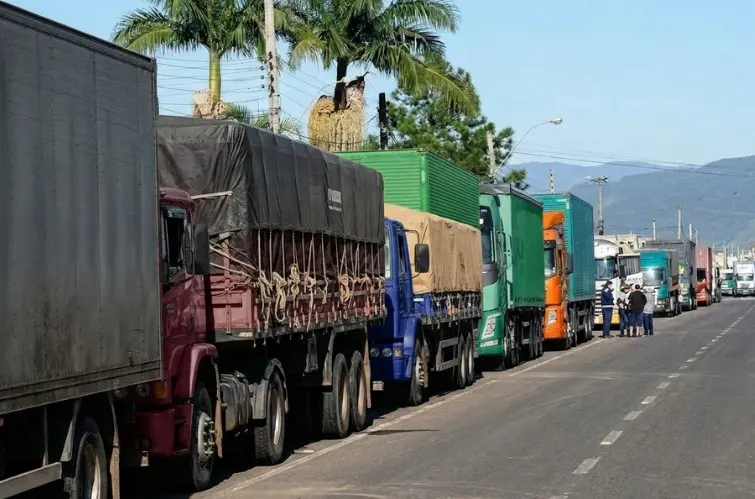 Governo anuncia fiscalização eletrônica de fretes após ameaça de greve de caminhoneiros
