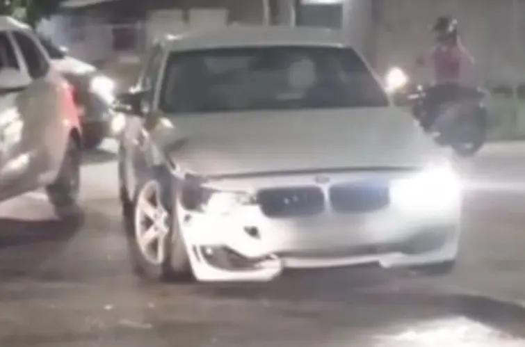 Motorista de BMW avança preferencial e deixa mulher ferida em acidente em Porto Velho