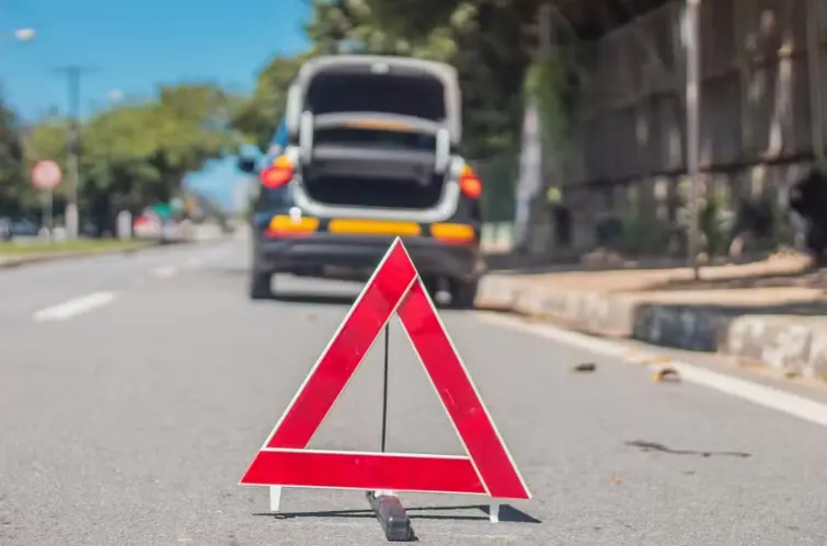 O que fazer quando o carro quebra na estrada para evitar acidentes e multas