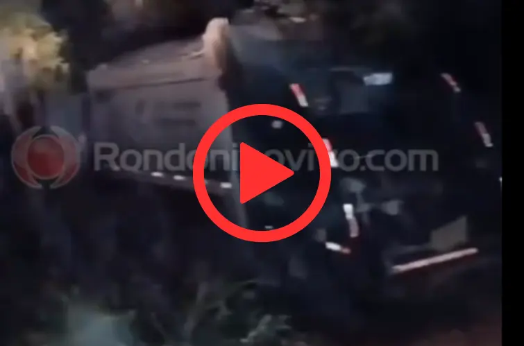 Caminhão de coleta de lixo cai em ribanceira próximo à ponte do rio Madeira em Porto Velho