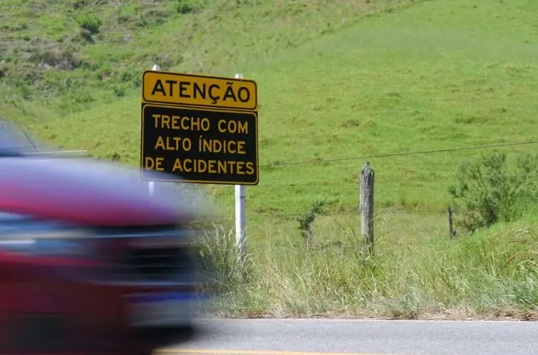 Mais de 60% das rodovias do Brasil estão inseguras para dirigir, aponta estudo da CNT