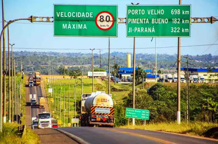 Você sabe a distância segura e as dicas essenciais para dirigir na BR 364?