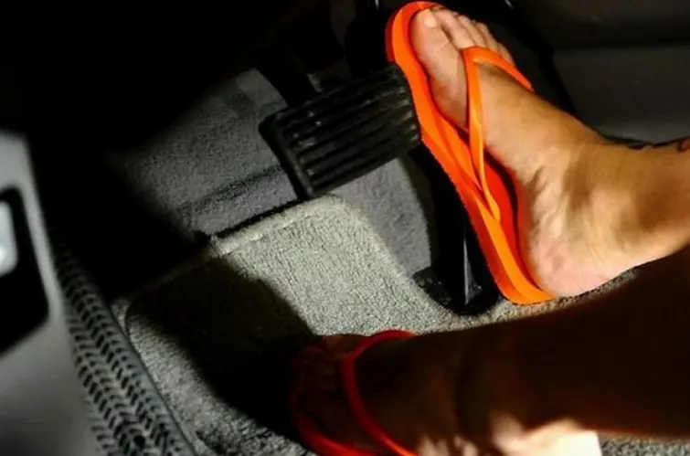 Dirigir carro de chinelo pode gerar multa? Veja o que diz o Código de Trânsito Brasileiro