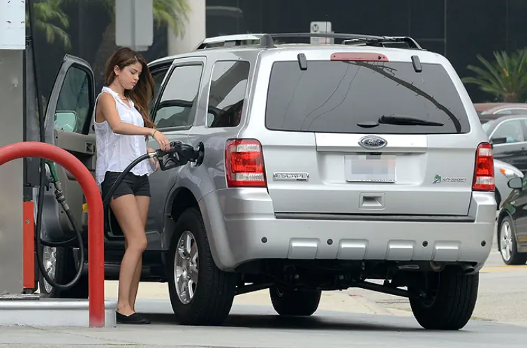 Por que no Brasil o motorista não abastece o próprio veículo