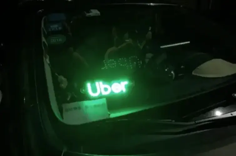 Motoristas de aplicativo podem ser multados por usar letreiro luminoso no carro; Veja o que diz a lei