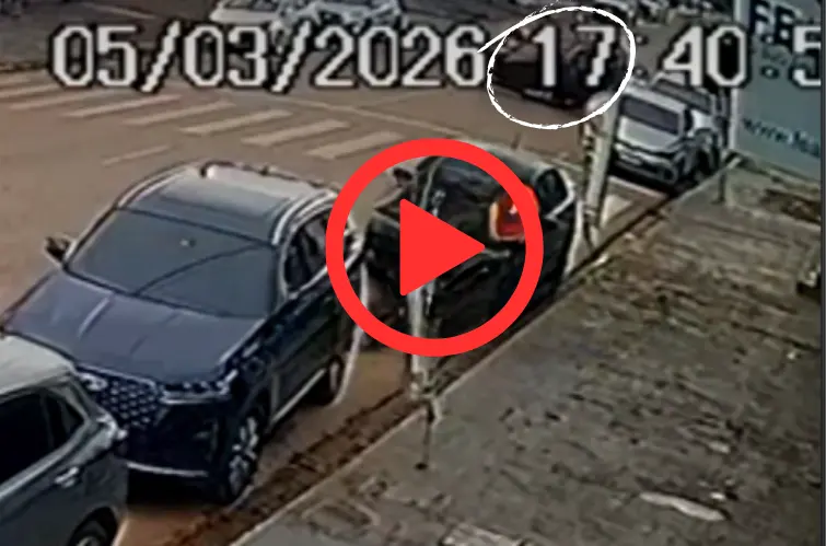 Vídeo mostra capotamento que deixou motorista de aplicativo gravemente ferido em Porto Velho