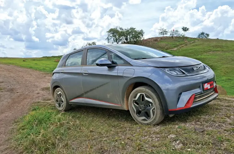 BYD Dolphin tem modo que reduz patinagem e ajuda em subidas de terra
