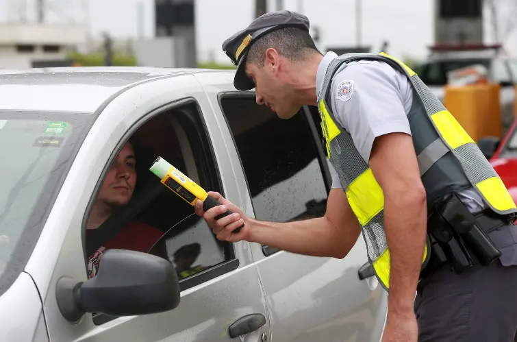Como funciona o bafômetro e de que forma o aparelho detecta o álcool