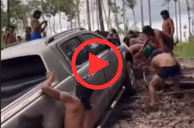 Indígenas usam “cabo de guerra” e conseguem retirar caminhonete que caiu em rio no MT