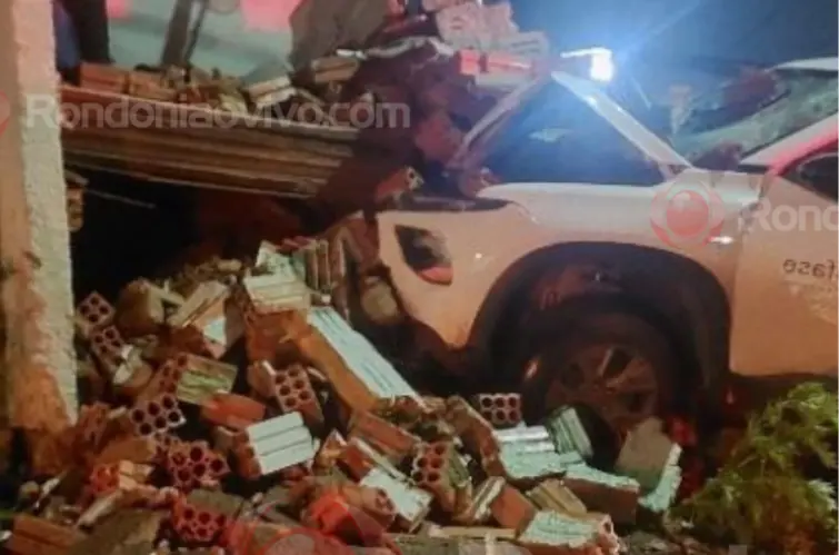 Motorista perde controle em curva, destrói muros de duas casas e é preso na zona Leste de Porto Velho