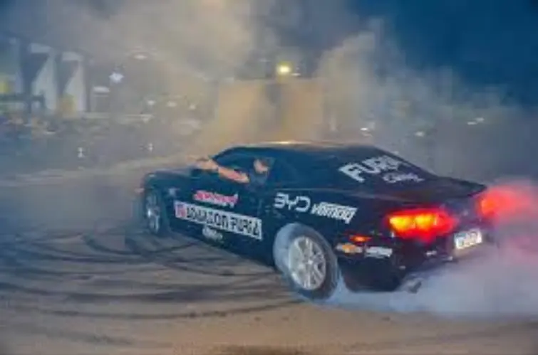 Contagem regressiva para o Fúria Sobre Rodas agitar Para de Minas com carros preparados, drift e som automotivo