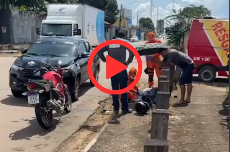 Motociclista fica gravemente ferido após ser arremessado contra pilar em cruzamento na zona Leste