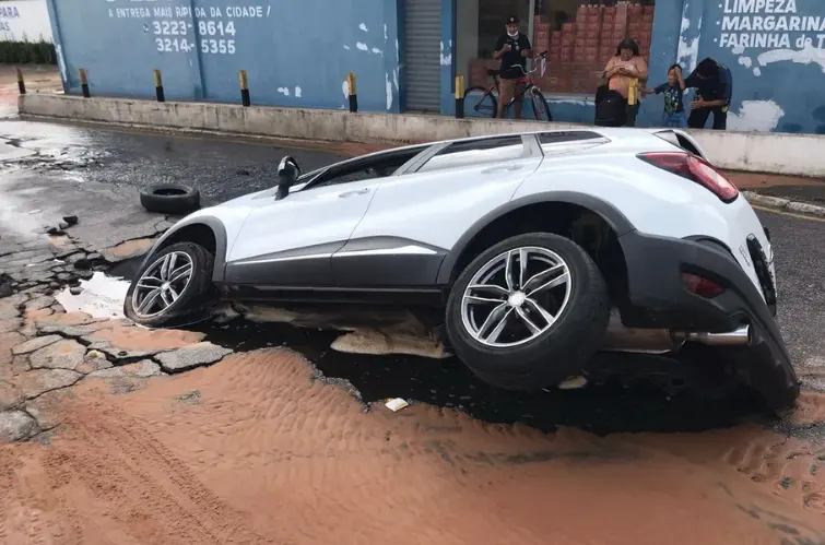 O que fazer se o seu carro bater em um buraco e fizer barulho estranho