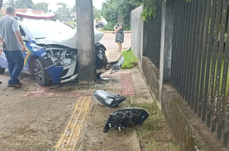 Veja como ficou a viatura da Polícia Militar após colisão violenta contra poste durante perseguição em Rolim de Moura