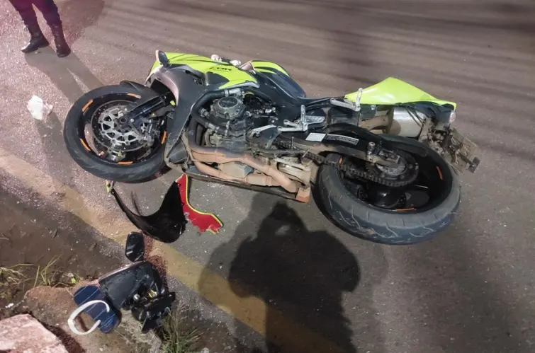 Motociclista perde o controle de moto potente, sofre queda violenta e vai parar no canteiro central em Porto Velho