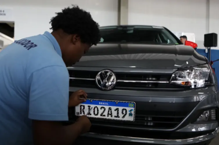 Projeto avança e pode trazer de volta cidade e estado nas placas Mercosul