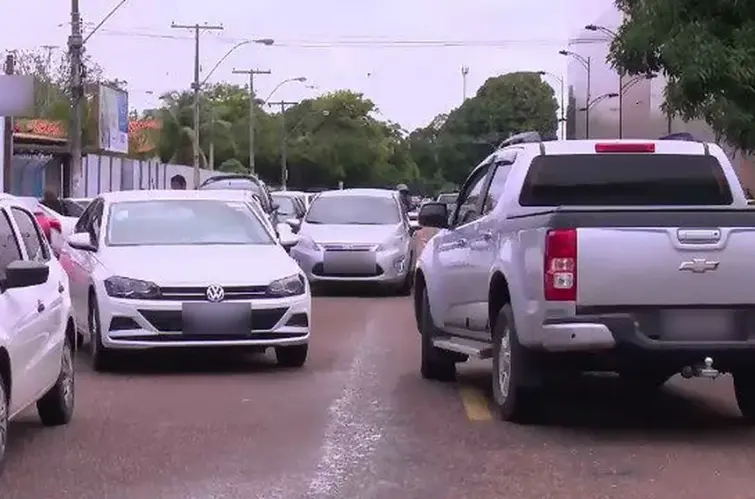 Estacionar em fila dupla é infração grave e pode render multa de R$ 195,23
