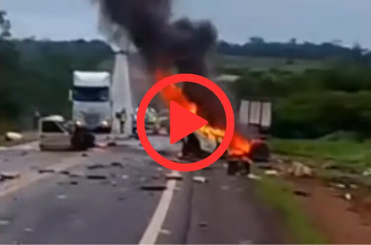 Caminhonete parte ao meio e pega fogo após colisão com caminhões na BR-364