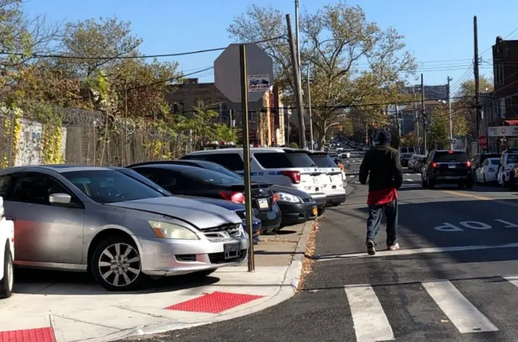 Estacionamento irregular coloca pedestres em risco e gera multas