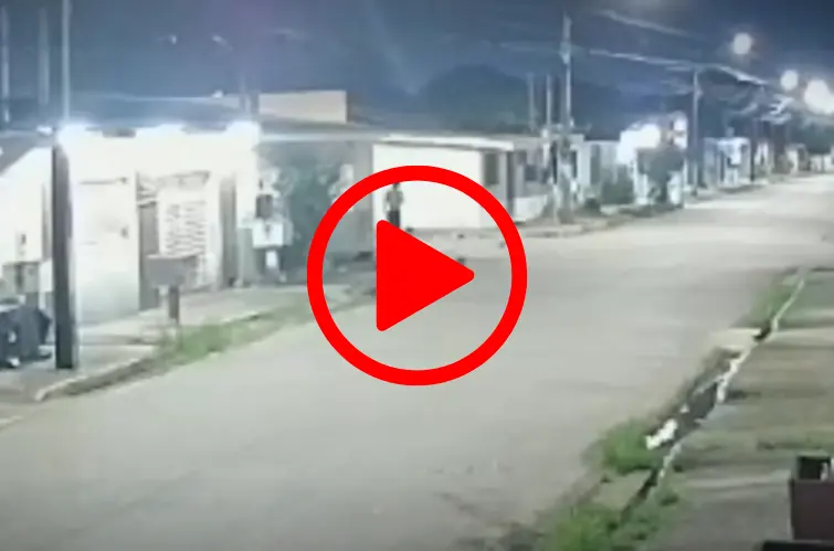 Câmeras registram grave queda com bicicleta elétrica após condutor perder controle