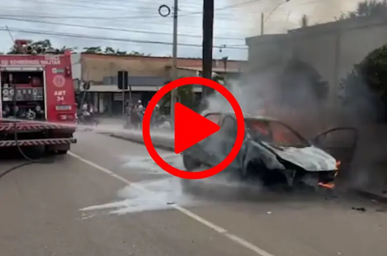Carro pega fogo e é destruído na Avenida Pinheiro Machado, em Porto Velho